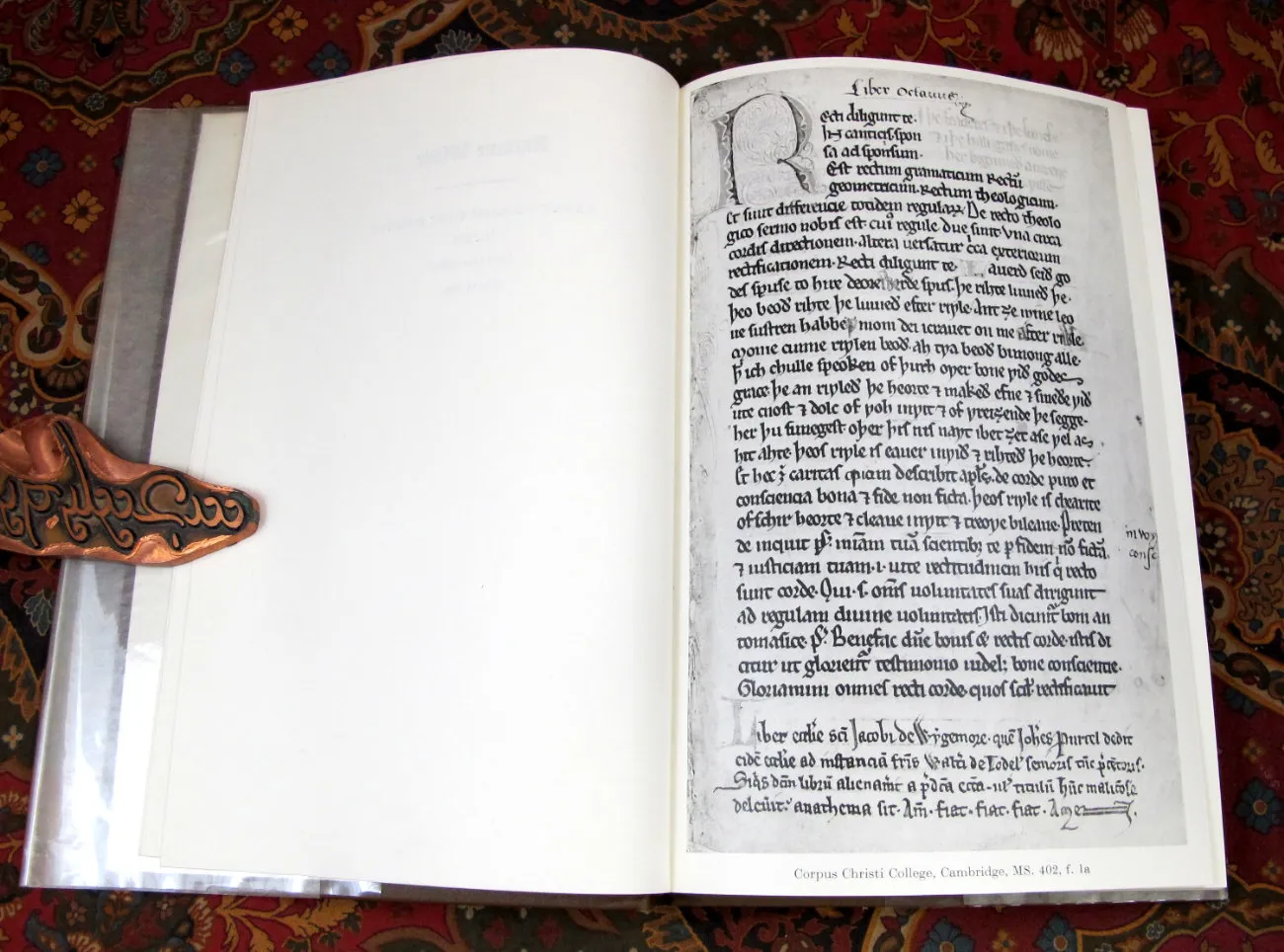 Édition originale de l'essai Ancrene Wisse de John Ronald Reuel Tolkien. Photo du texte ancien (recto).