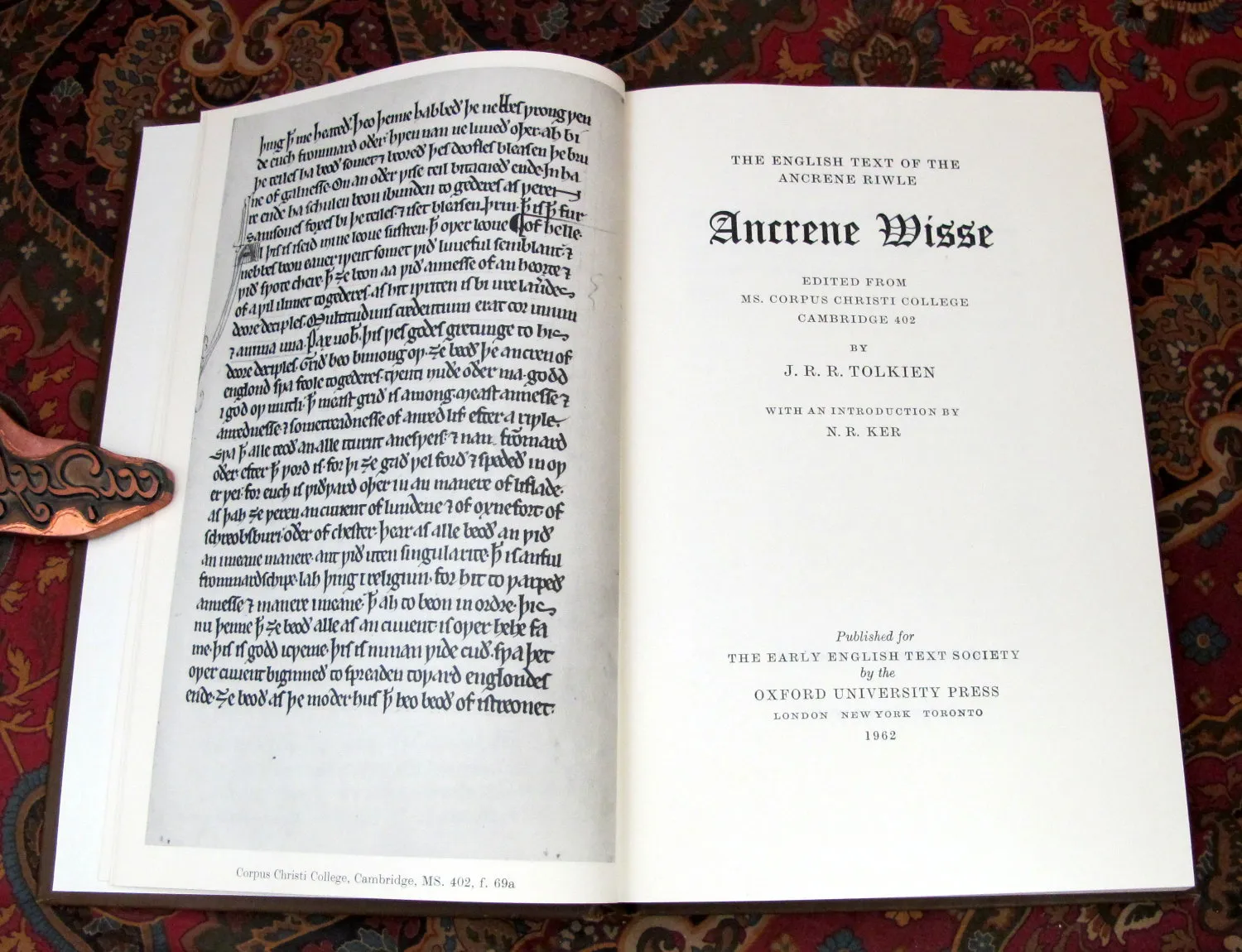 Édition originale de l'essai Ancrene Wisse de John Ronald Reuel Tolkien. Frontispice : photo du texte ancien (verso) et frontispice.