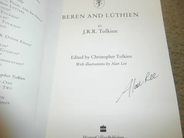 Édition originale du conte Beren and Lúthien de John Ronald Reuel Tolkien. Page de titre et dédicace d'Alan Lee.