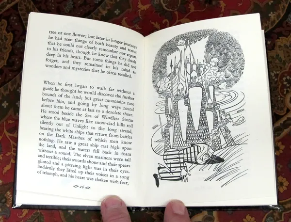 Édition originale du conte Smith of Wootton Major, de John Ronald Reuel Tolkien. Page 26 et illustration (page 27).