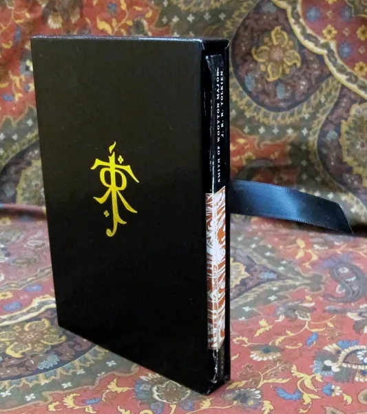 Édition originale du conte Smith of Wootton Major de John Ronald Reuel Tolkien. Dos et coffret.