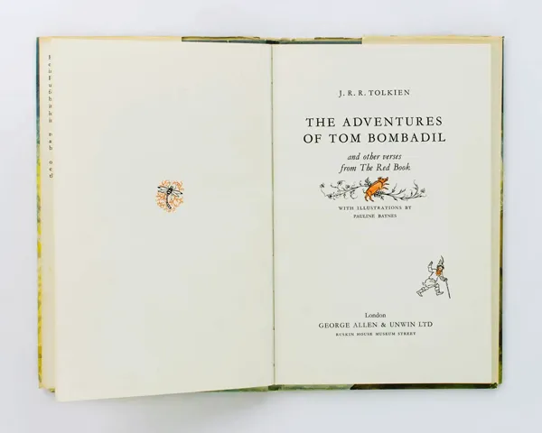 Édition originale du recueil de poèmes The Adventures of Tom Bombadil de John Ronald Reuel Tolkien. Frontispice et page de titre.