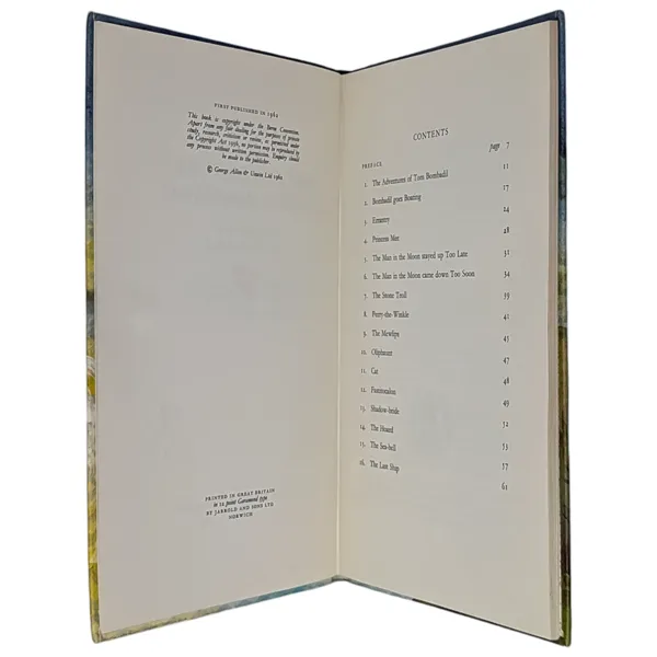 Édition originale du recueil de poèmes The Adventures of Tom Bombadil de John Ronald Reuel Tolkien. Sommaire.