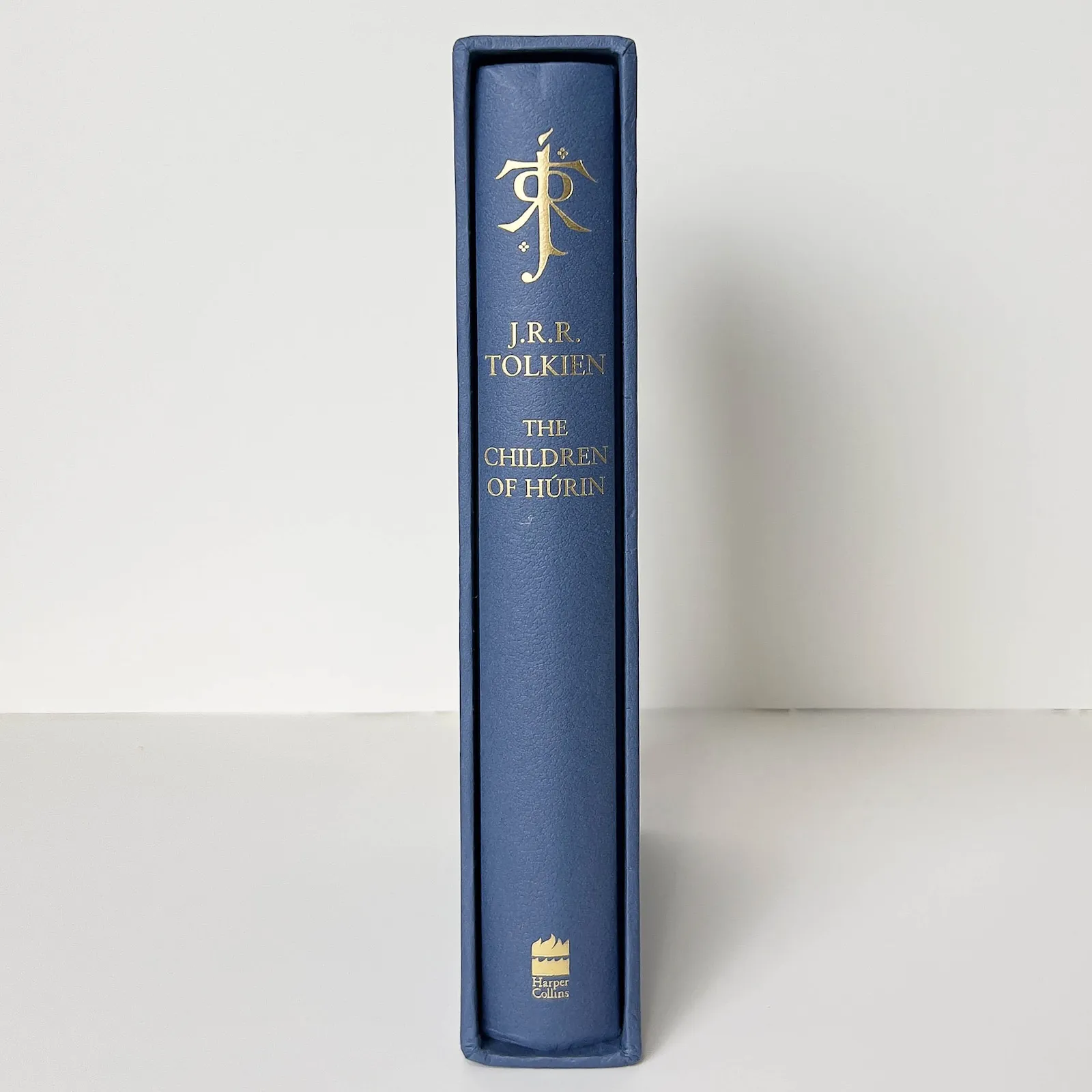 Édition originale du roman The Children of Húrin de John Ronald Reuel Tolkien. Dos et coffret.