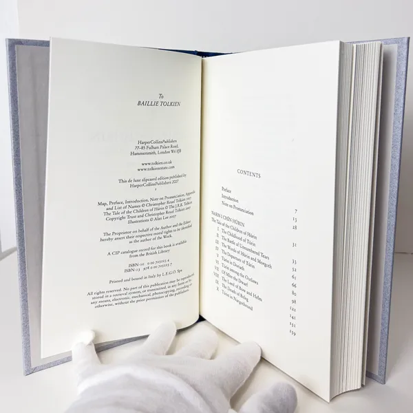 Édition originale du roman The Children of Húrin de John Ronald Reuel Tolkien. Colophon et sommaire (début).