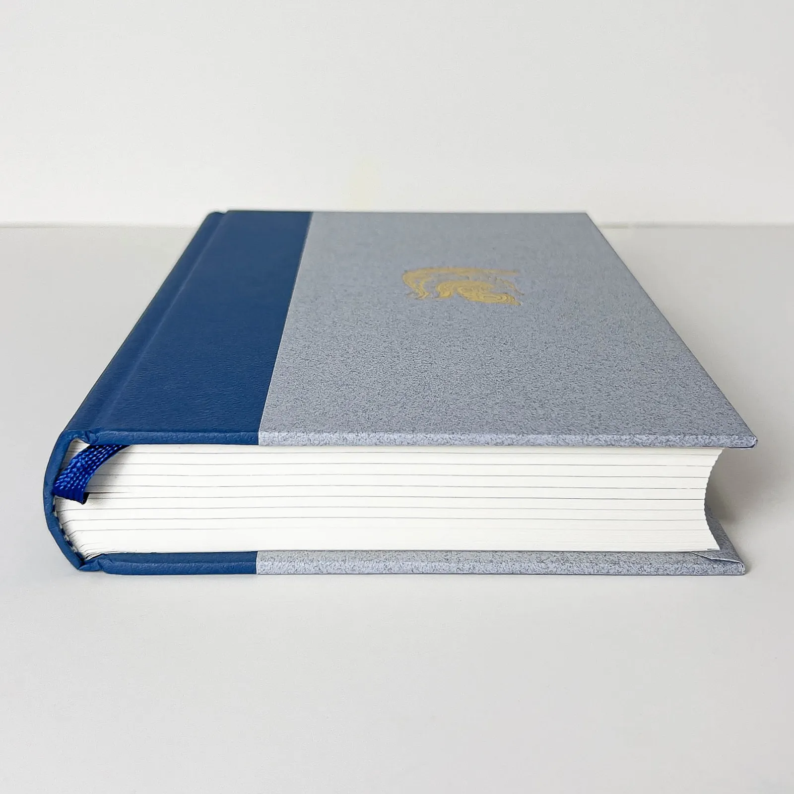 Édition originale du roman The Children of Húrin de John Ronald Reuel Tolkien. Tranche.