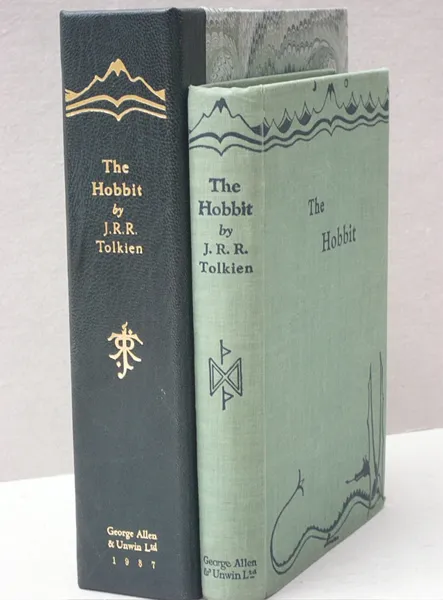 Édition originale du roman The Hobbit de John Ronald Reuel Tolkien. Couverture (dos et première de couverture) et coffret (tranche).