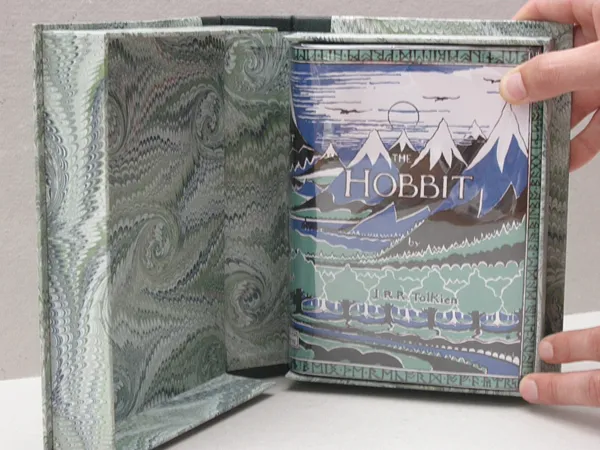 Édition originale du roman The Hobbit de John Ronald Reuel Tolkien. Intérieur du coffret et jaquette (première de couverture).