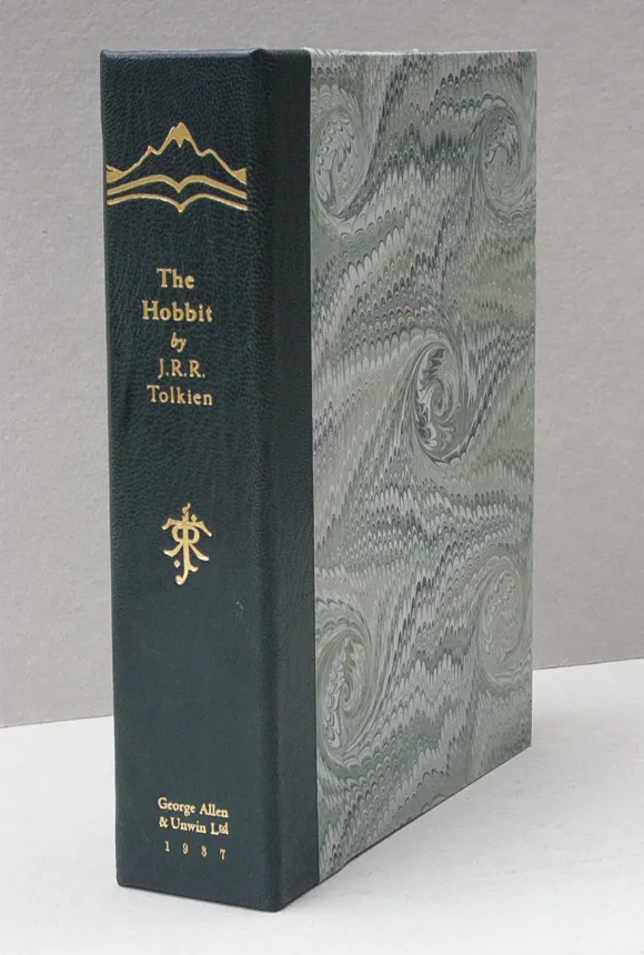 Édition originale du roman The Hobbit de John Ronald Reuel Tolkien. Coffret (tranche).