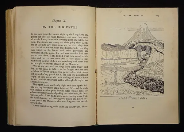 Édition originale du roman The Hobbit de John Ronald Reuel Tolkien. Page 208 et Illustration : The Front Gate (page 209).