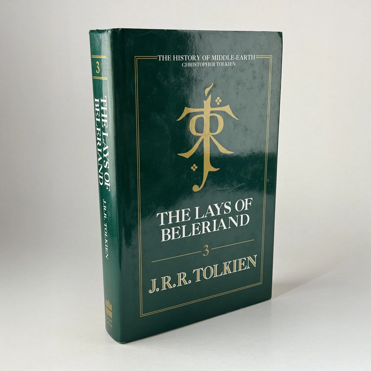 Édition originale du roman The Lays of Beleriand, de John Ronald Reuel Tolkien. Jaquette (première de couverture et dos).