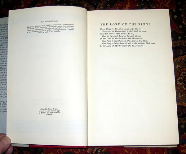 dition originale du roman The Lord of the Rings – The Two Towers, de John Ronald Reuel Tolkien. Colophon et épigraphe.
