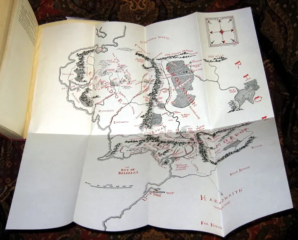 Édition originale du roman The Lord of the Rings – The Two Towers, de John Ronald Reuel Tolkien. Carte de la Terre du Milieu.