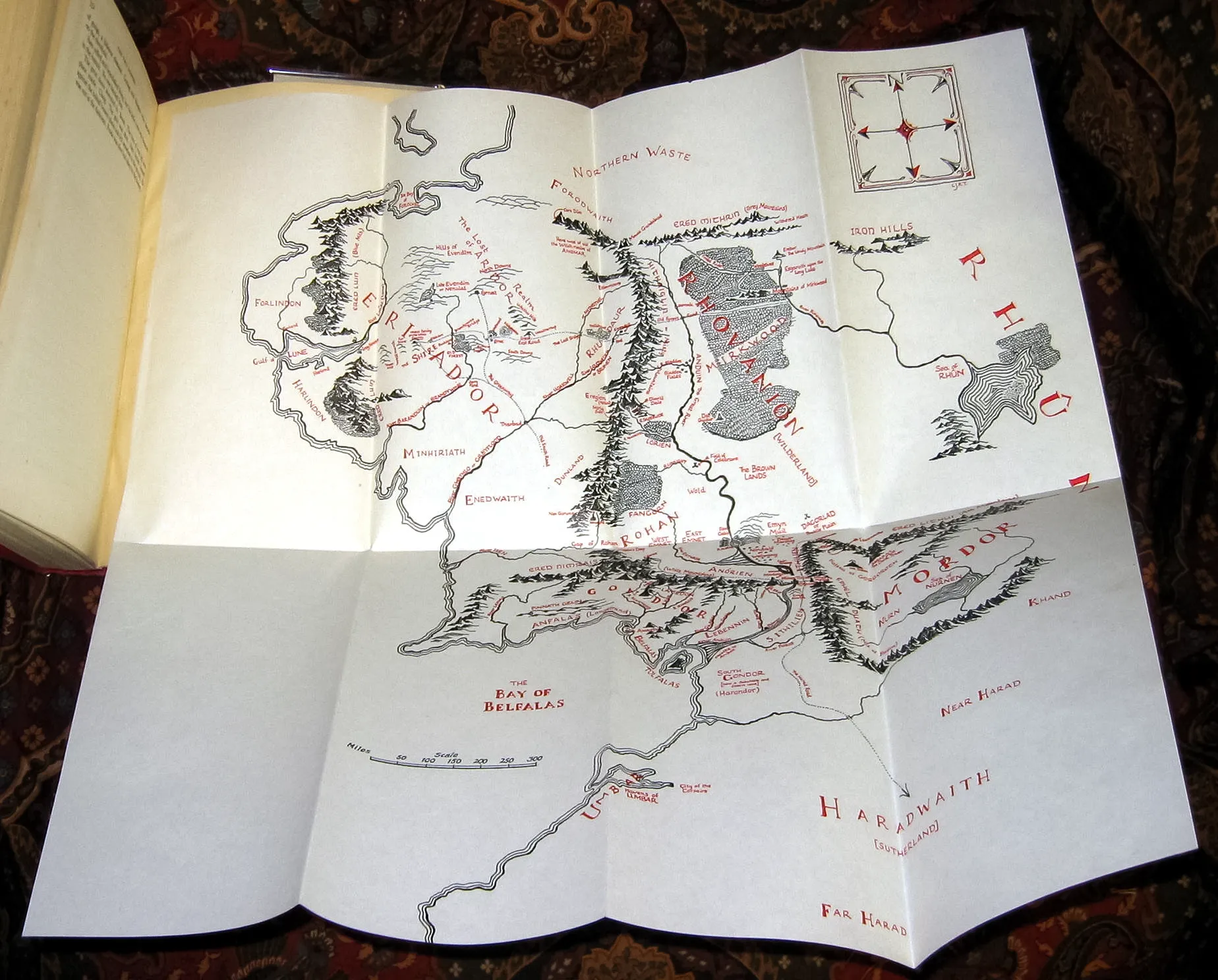 Édition originale du roman The Lord of the Rings – The Two Towers, de John Ronald Reuel Tolkien. Carte de la Terre du Milieu.
