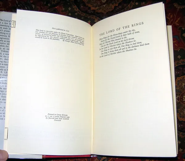 Édition originale du roman The Lord of the Rings – The Return of the King, de John Ronald Reuel Tolkien. Colophon et épigraphe.