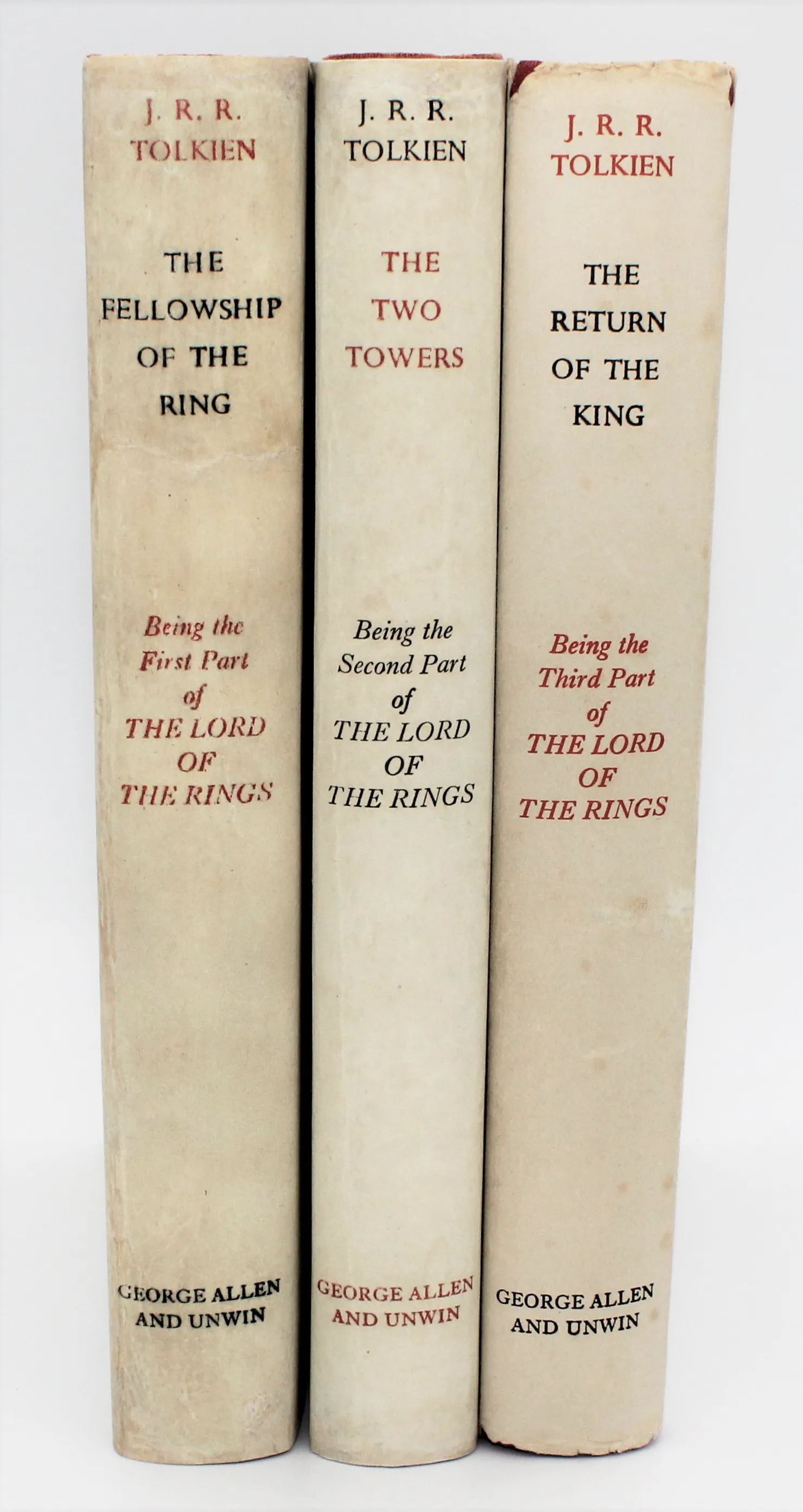 Édition originale du roman The Lord of the Rings, de John Ronald Reuel Tolkien. Jaquette (dos) des 3 tomes.