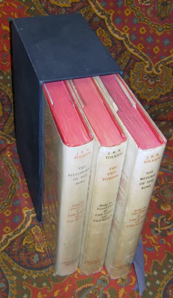 Édition originale du roman The Lord of the Ring, de John Ronald Reuel Tolkien. Jaquette (dos) et tranche des 3 tomes insérrés dans le coffret.