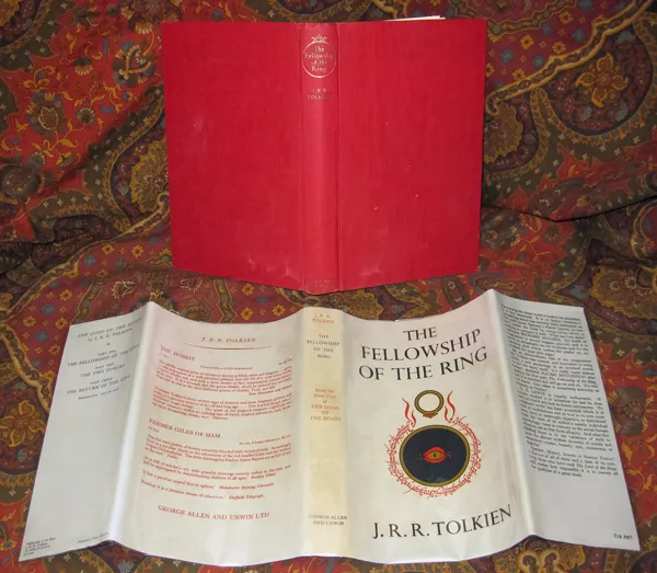 Édition originale du roman The Lord of the Rings – The Fellowship of the Ring, de John Ronald Reuel Tolkien. Jaquette et couverture.