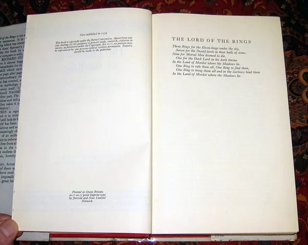 Édition originale du roman The Lord of the Rings – The Fellowship of the Ring, de John Ronald Reuel Tolkien. Colophon et épigraphe.