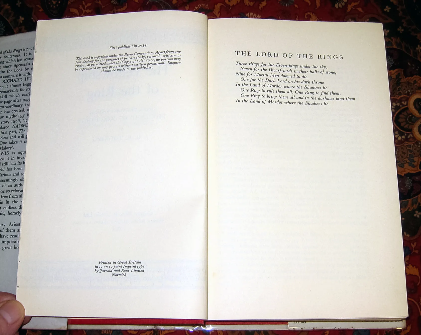 Édition originale du roman The Lord of the Rings – The Fellowship of the Ring, de John Ronald Reuel Tolkien. Colophon et épigraphe.