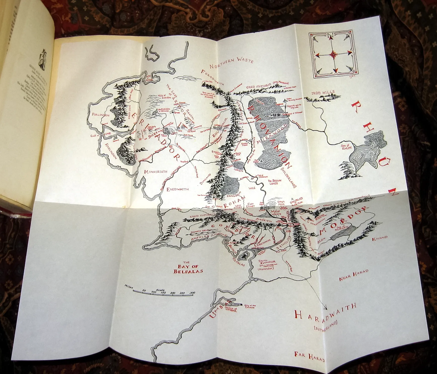 Édition originale du roman The Lord of the Rings – The Fellowship of the Ring, de John Ronald Reuel Tolkien. Carte de la Terre du Milieu.