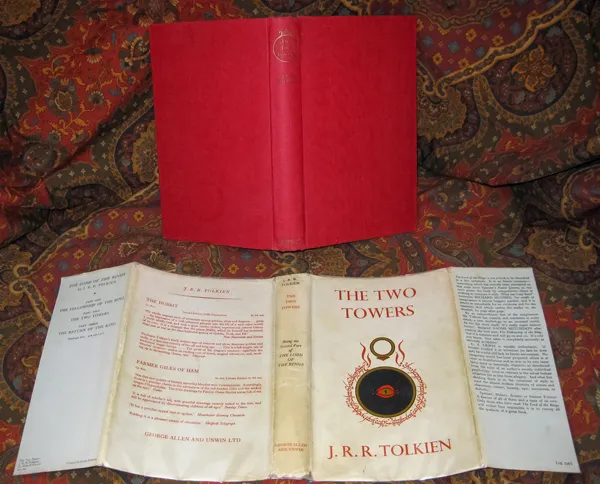 Édition originale du roman The Lord of the Rings – The Two Towers, de John Ronald Reuel Tolkien. Jaquette et couverture.