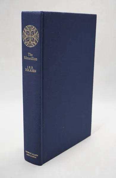 Édition originale du roman The Silmarillion, de John Ronald Reuel Tolkien. Couverture (dos et quatrième de couverture).