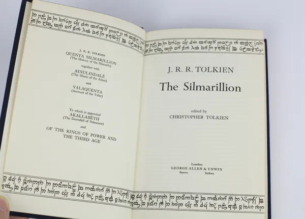 dition originale du roman The Silmarillion, de John Ronald Reuel Tolkien. Sommaire et page de titre.