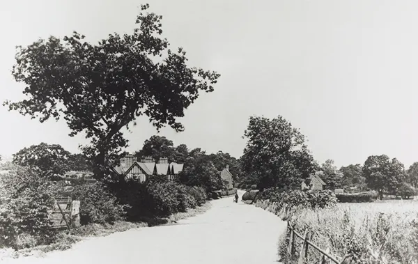 Photo : Hameau de Sarehole dans la banlieue de Birmingham, où la famille Tolkien réside de 1986 à 1900, qui inspirera l'écrivain pour la Comté dans le roman Le Hobbit.