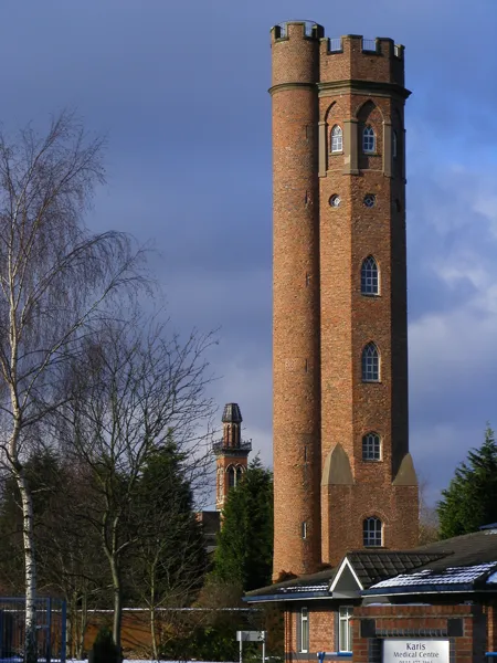 Photo : Tours de Perrott's Folly et Edgbaston Waterworks de la banlieue de Birmingham, inspireront à John Ronald Reuel Tolkien les deux tours du roman Le Seigneur des Anneaux.