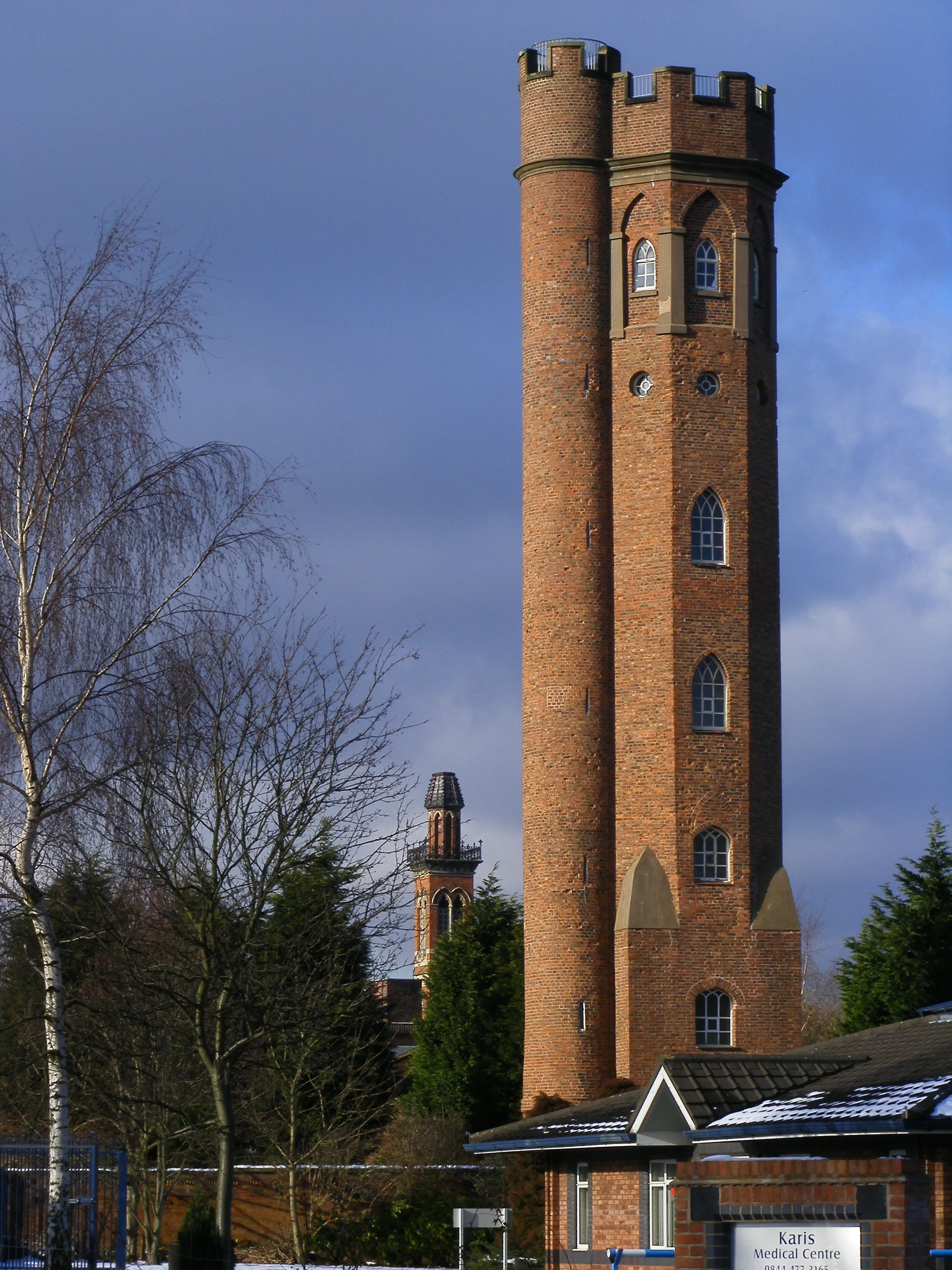 Photo : Tours de Perrott's Folly et Edgbaston Waterworks de la banlieue de Birmingham, inspireront à John Ronald Reuel Tolkien les deux tours du roman Le Seigneur des Anneaux.