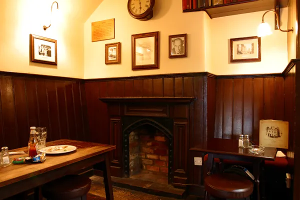 Photo : The Eagle and Child Pub à Osford, repère où le club des Inklings se réunit de 1930 à 1950.