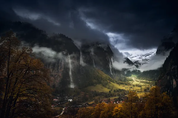 Photo : Lauterbrunnen, commune suisse du canton de Berne, qui inspira à John Ronald Reuel Tolkien pour ses esquisses aquarelles de la vallée de Fendeval du roman Le Seigneur des Anneaux.