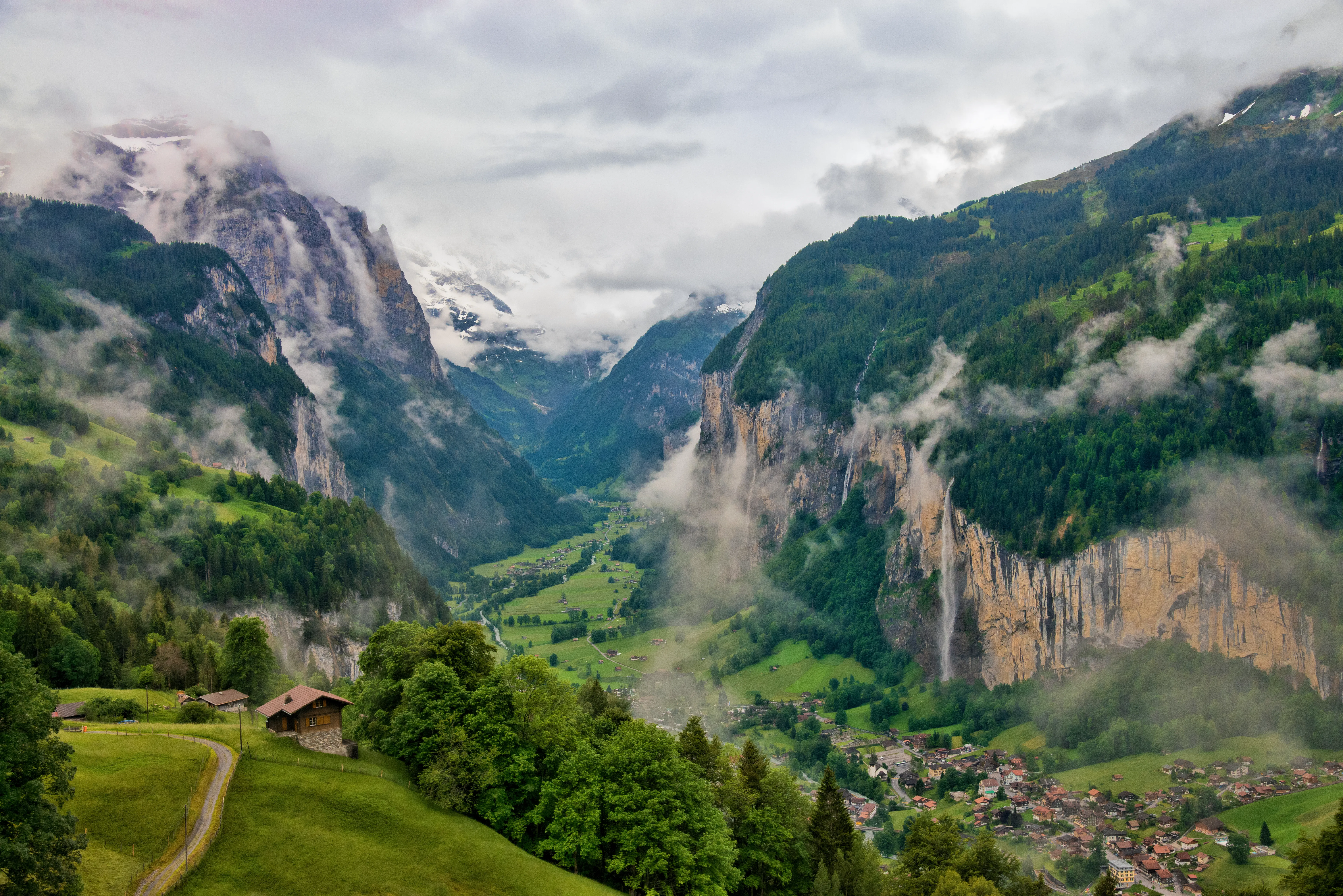 Photo : Vallée de Lauterbrunnen, qui inspira à John Ronald Reuel Tolkien pour ses esquisses aquarelles de la vallée de Fendeval du roman Le Seigneur des Anneaux.