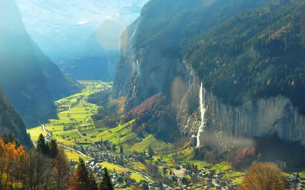 Photo : Lauterbrunnen, commune suisse, qui inspira à John Ronald Reuel Tolkien pour ses esquisses aquarelles de la vallée de Fendeval du roman Le Seigneur des Anneaux.