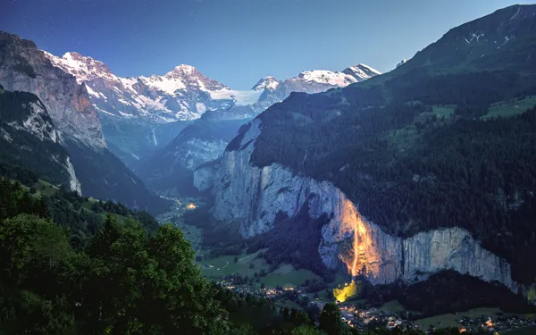 Photo : Vallée suisse de Lauterbrunnen, qui inspira à John Ronald Reuel Tolkien la vallée de Fendeval du roman Le Seigneur des Anneaux.