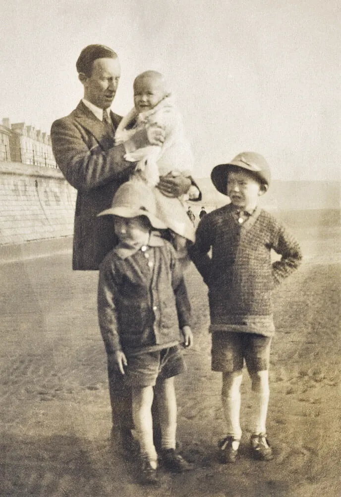 Photo : John Ronald Reuel Tolkien en compagnie de ses enfants.