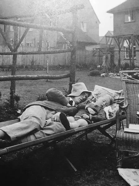 Photo : John Ronald Reuel Tolkien fait la sieste avec son fils Christopher.