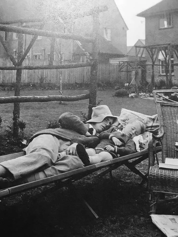 Photo : John Ronald Reuel Tolkien fait la sieste avec son fils Christopher.