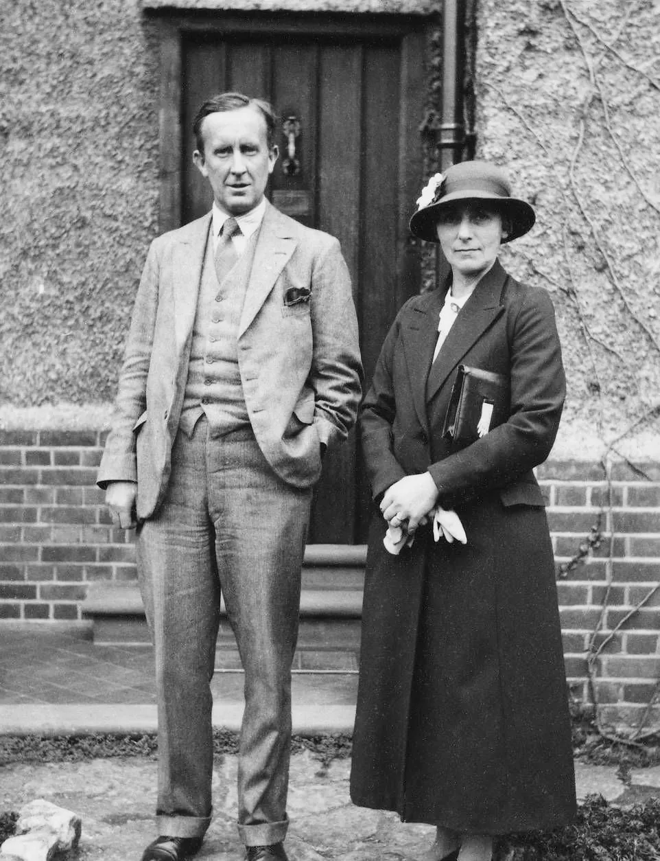Photo : John Ronald Reuel Tolkien en compagnie de son épouse Edith au 20 Northmoor Road à Oxford, année 1936.