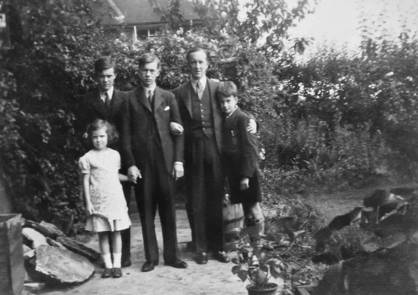 Photo : John Ronald Reuel Tolkien en compagnie de ses 4 enfants.