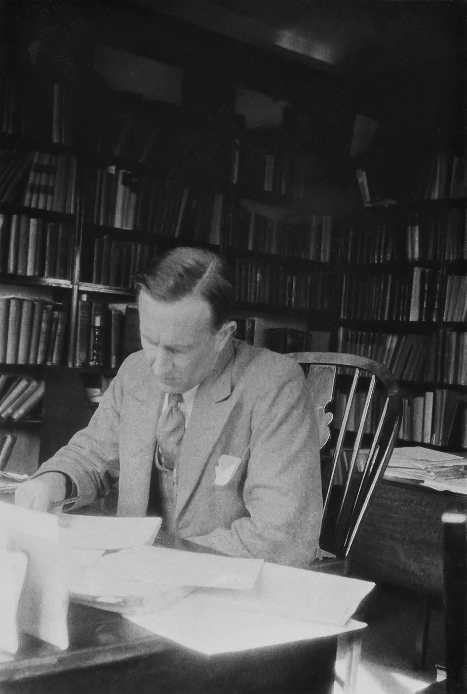 Photo : John Ronald Reuel Tolkien au 20 Northmoor Road à Oxford, année 1937.