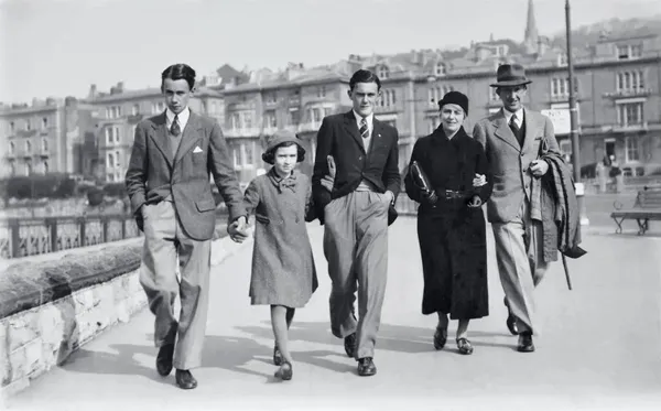 Photo : John Ronald Reuel Tolkien en famille, année 1940.