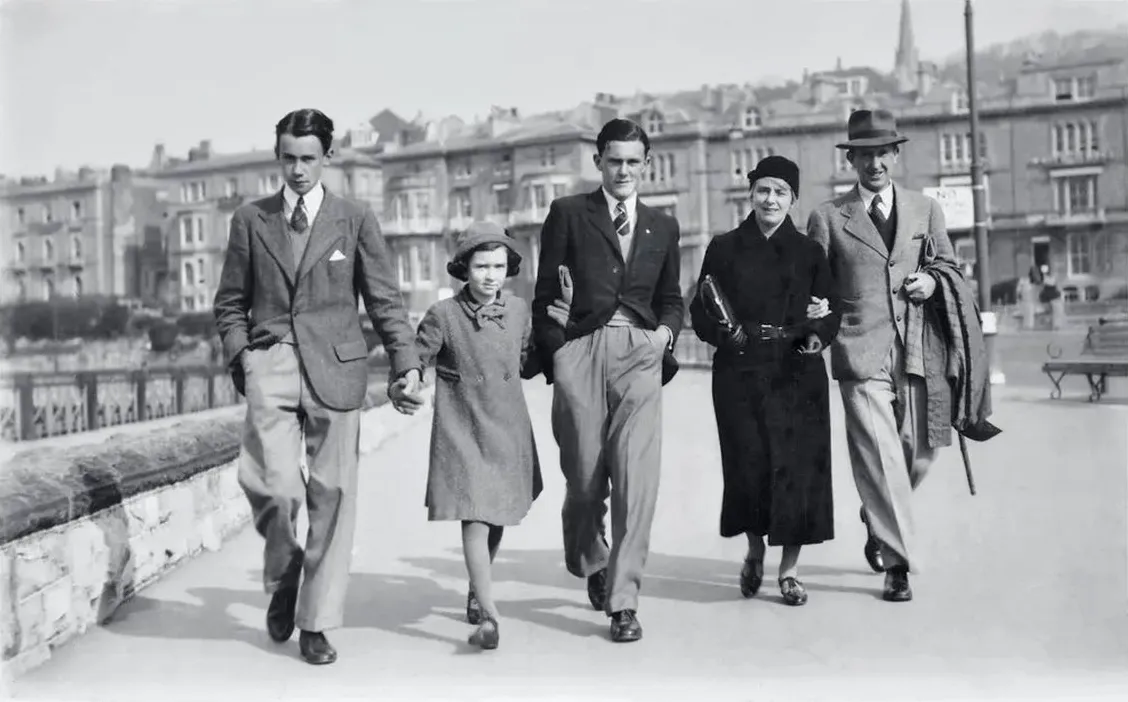 Photo : John Ronald Reuel Tolkien en compagnie de ses 4 enfants.