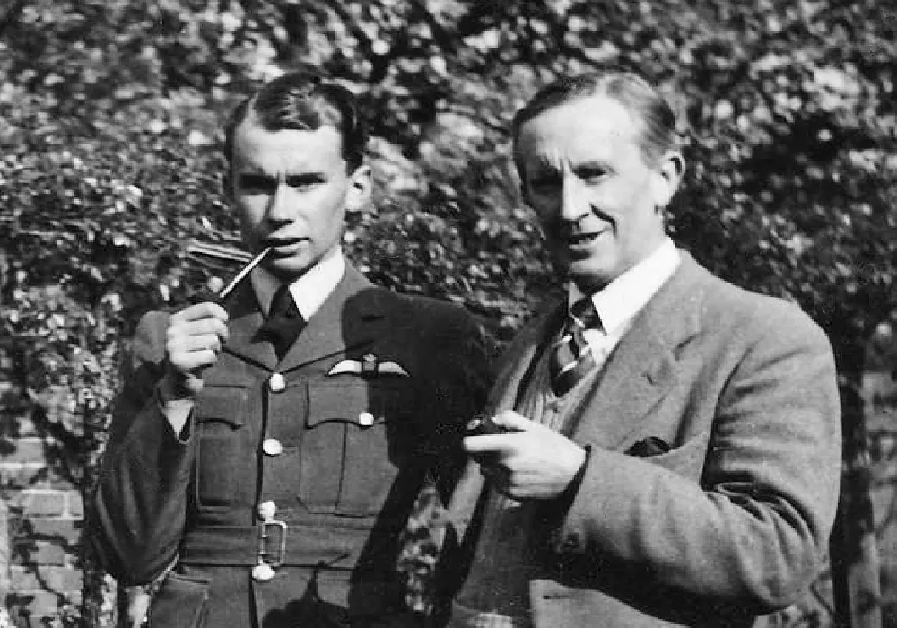 Photo : John Ronald Reuel Tolkien en compagnie de son fils Christopher, année 1945.