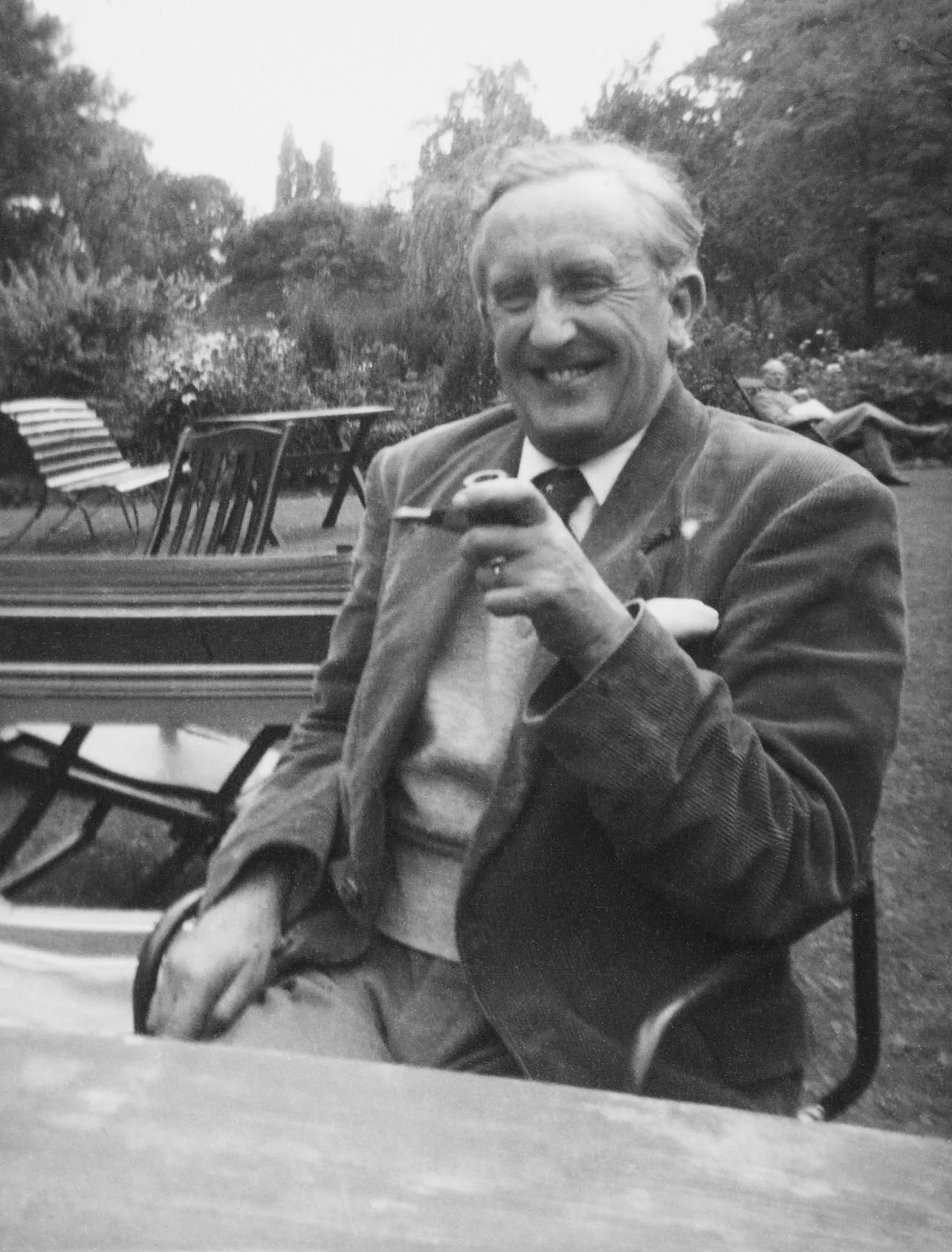 Photo : John Ronald Reuel Tolkien au Garden House Hotel à Cambridge, année 1952.