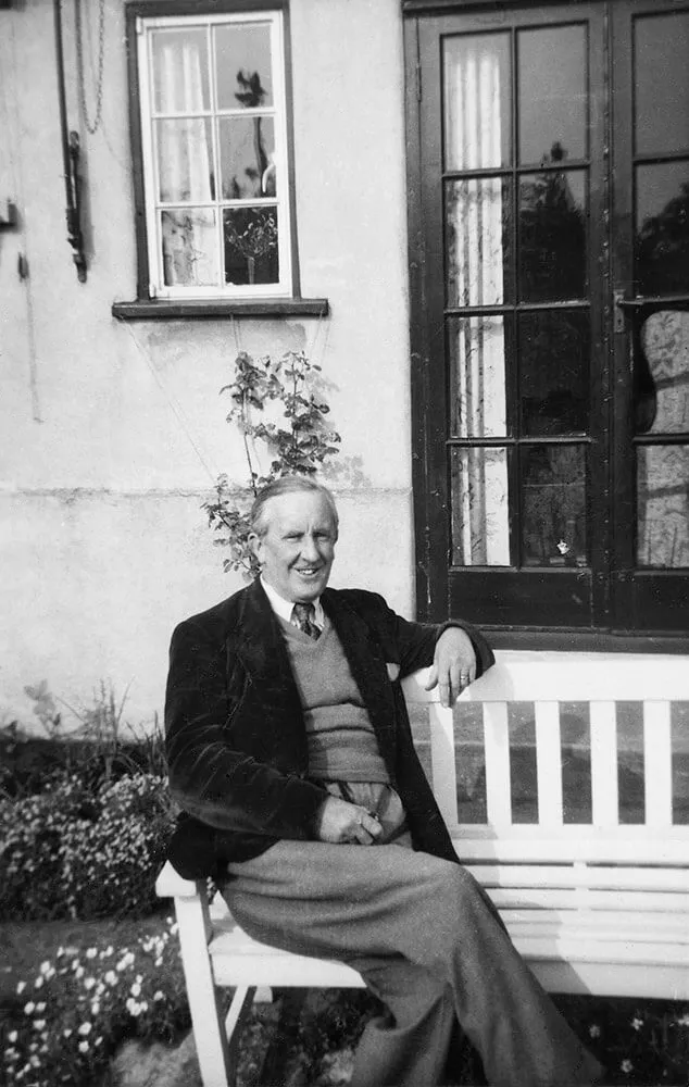 Photo : John Ronald Reuel Tolkien à Sandfield Road à Oxford, juillet 1953.