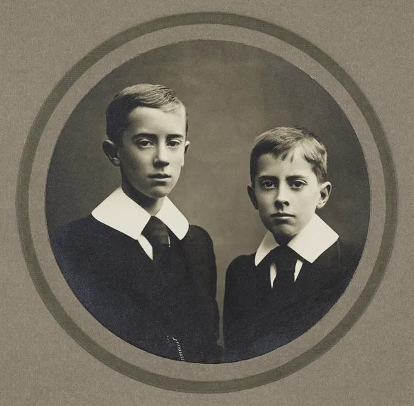 Photo : John Ronald Reuel Tolkien en compagnie de son frère Hilary Arthur Reuel.
