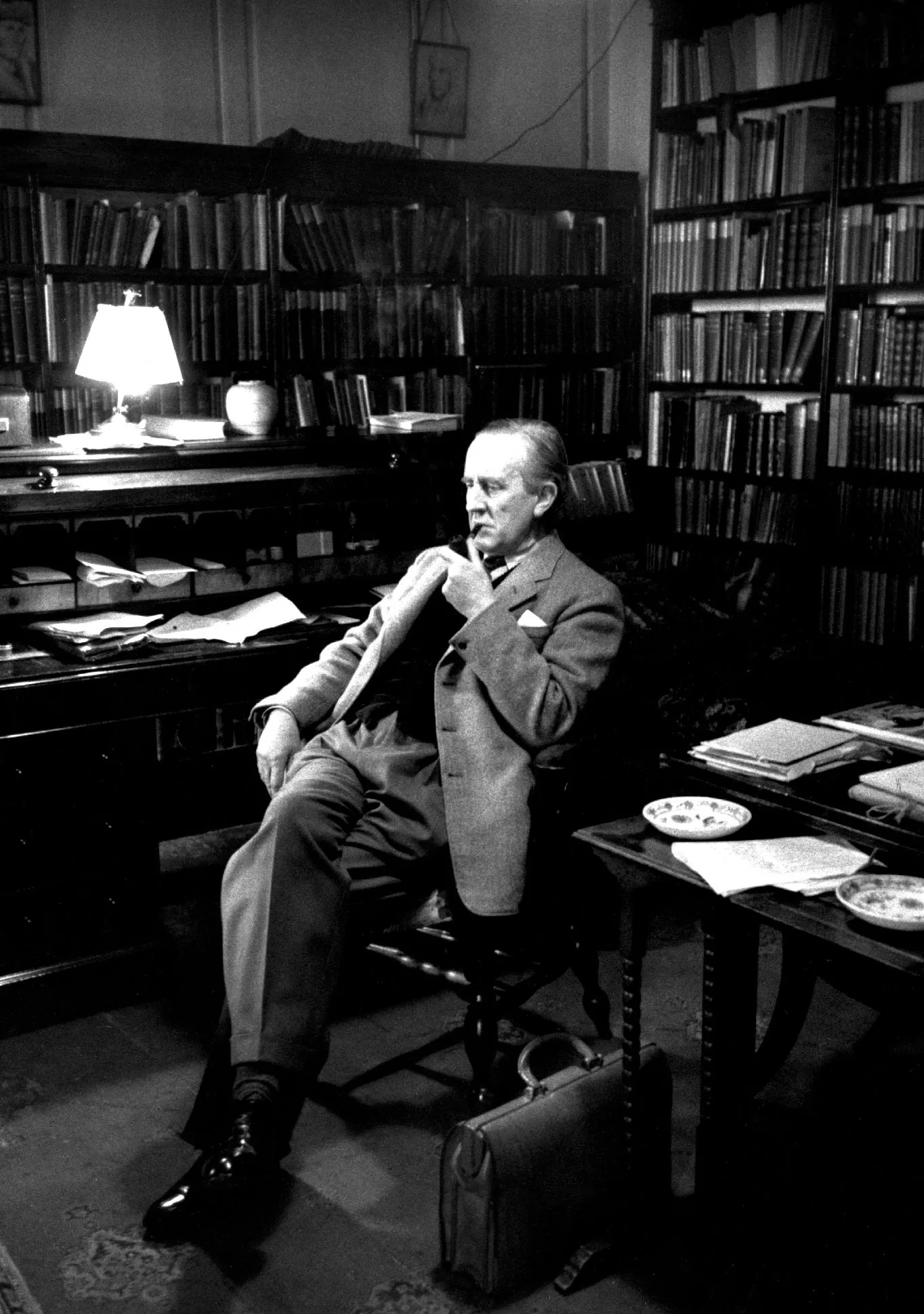 Photo : John Ronald Reuel Tolkien fumant la pipe, dans son bureau au 20 Northmoor Road à Oxford, année 1955.