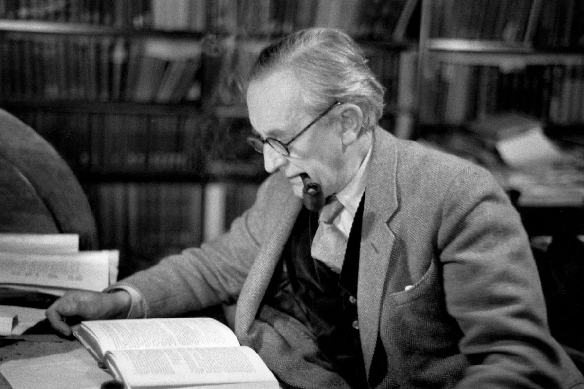 Photo : John Ronald Reuel Tolkien lisant, dans son bureau au 20 Northmoor Road à Oxford, année 1955.